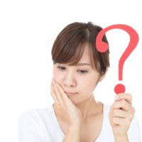 「怪しい」を1単語の英語で言うと？