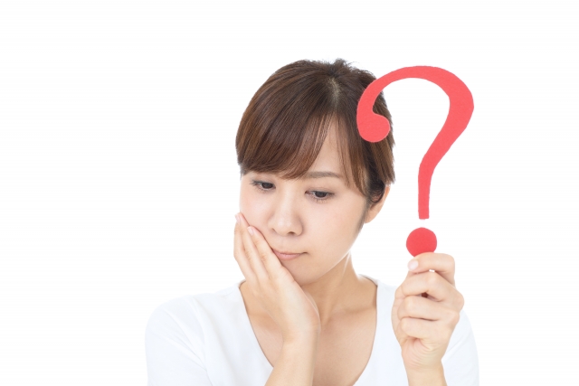 「怪しい」を1単語の英語で言うと？