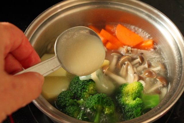 野菜とベーコンの塩麹スープ