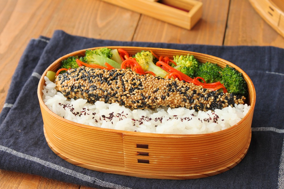 香ばしさがスゴイ！「ささみのごま唐揚げ」「野菜の塩キンピラ」2品弁当