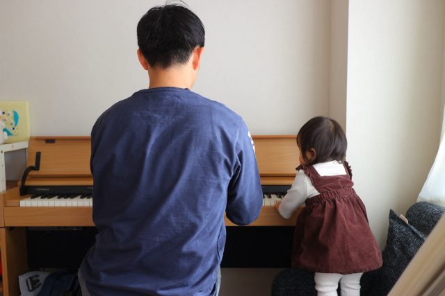 ピアノをひくこーじさんと娘さん