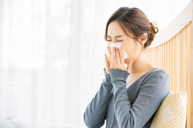 花粉症の女性