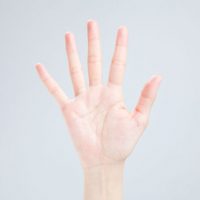 英語「middle finger」の意味って？