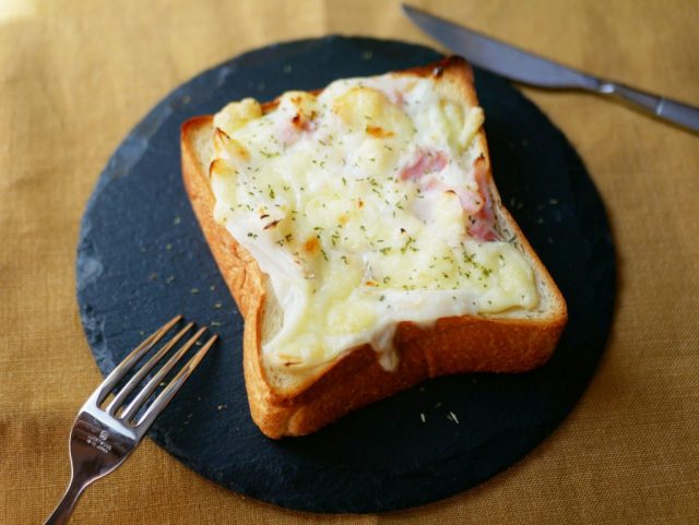 食パンで超簡単…なのに絶品！「新玉ねぎのとろ～りトースト」