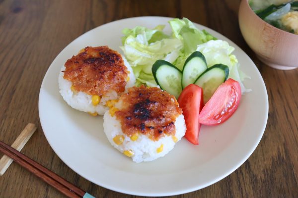 簡単“こく味噌”を塗って焼くだけ！「味噌バターコーン焼きおにぎり」