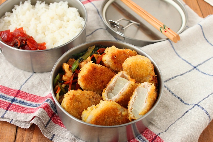 ボリューム満点！「新玉ねぎの肉巻きカツ」「野菜の醤油炒め」2品弁当