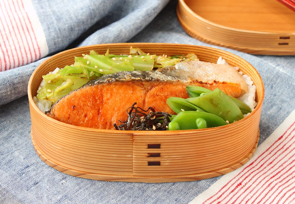 食べごたえあり！簡単「塩鮭のバター醤油」「春野菜の蒸し炒め」2品弁当