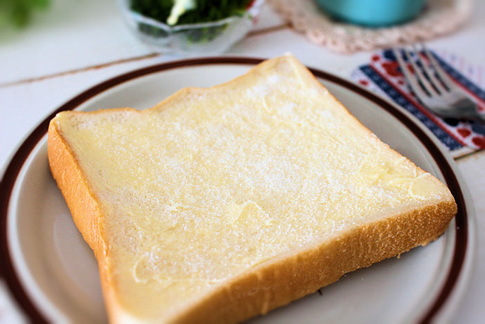 懐かしの味！シンプルな「シュガーマーガリン食パン」レシピ♪