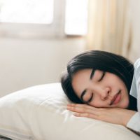 「寝る」と「眠る」…英語ではどう違う？