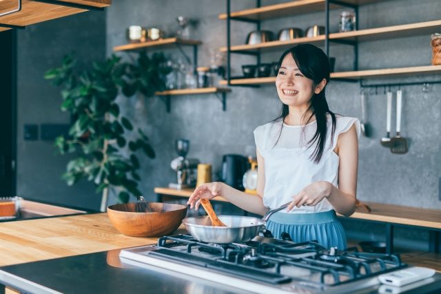 料理する女性