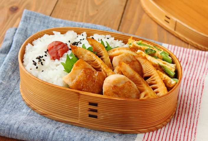 フライパンだけで簡単！「鶏とたけのこの甘辛」「絹さやのペタンコ卵焼き」2品弁当