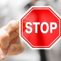 “Stop”だけじゃない！シーン別「やめる」の英語表現4つ