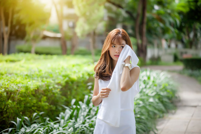 英語「She isn’t sweating a lot」の意味って?