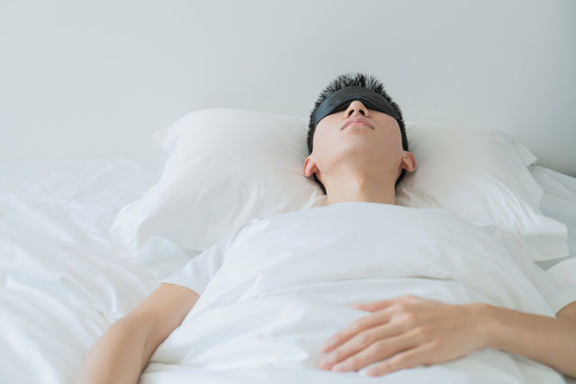 英語「Is he sleeping now?」の意味って?