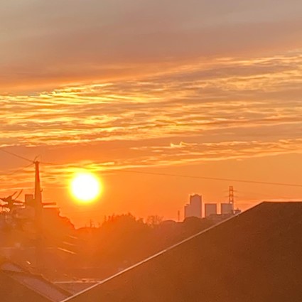 オレンジ色の朝日 ベランダからの眺め
