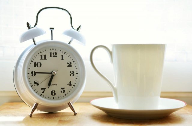 朝の目ざまし時計とコーヒー