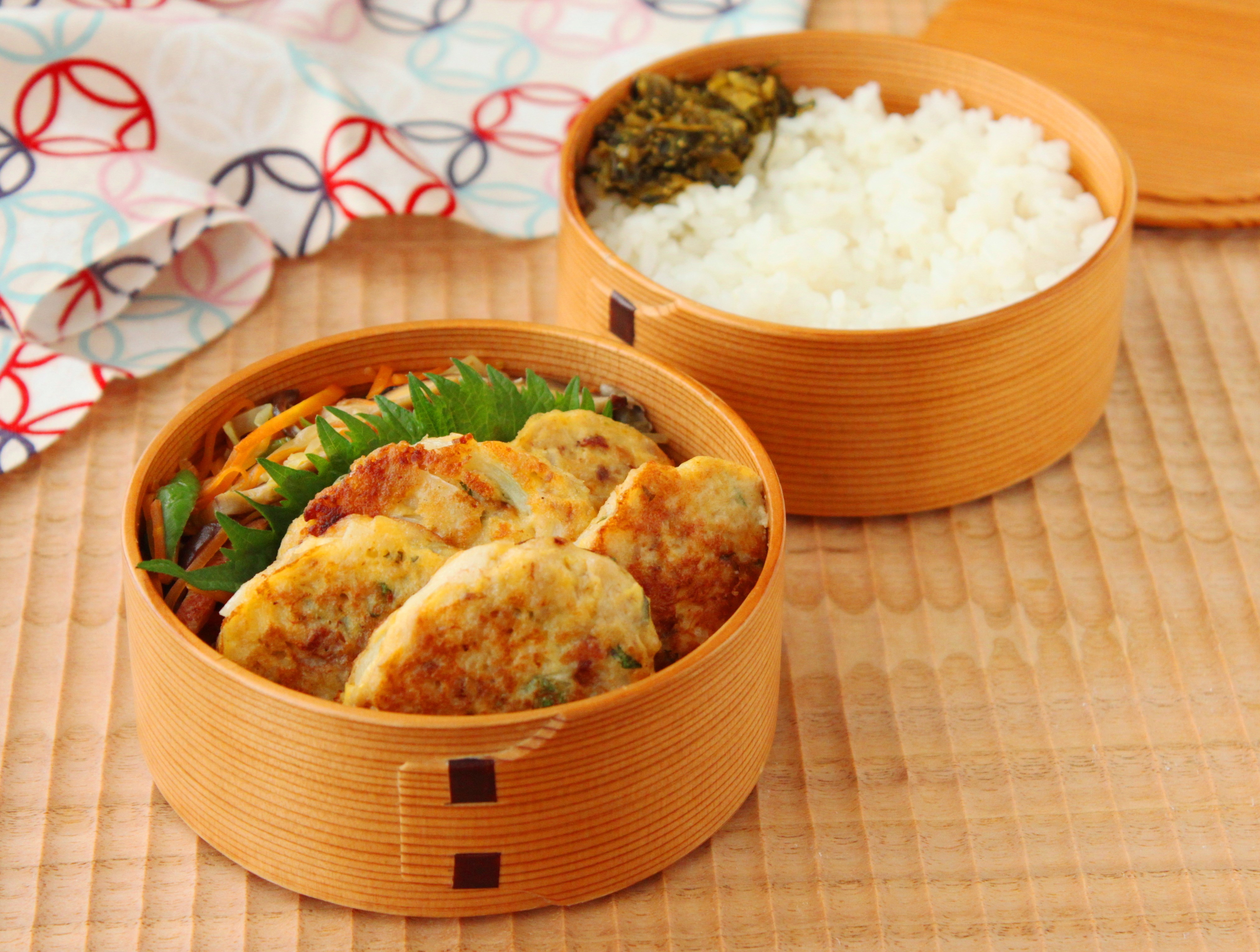 暑い日もラクラク！「梅と大葉のひき肉ピカタ」「野菜のバター醤油」2品弁当
