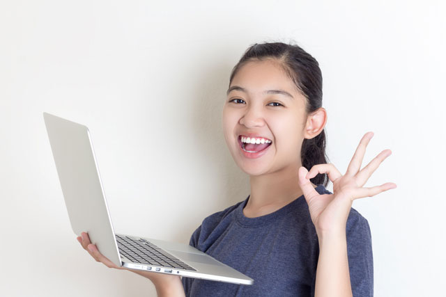 英語「She looks happy」の意味って？