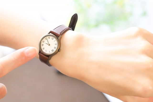 英語「This clock isn’t slow」の意味って？