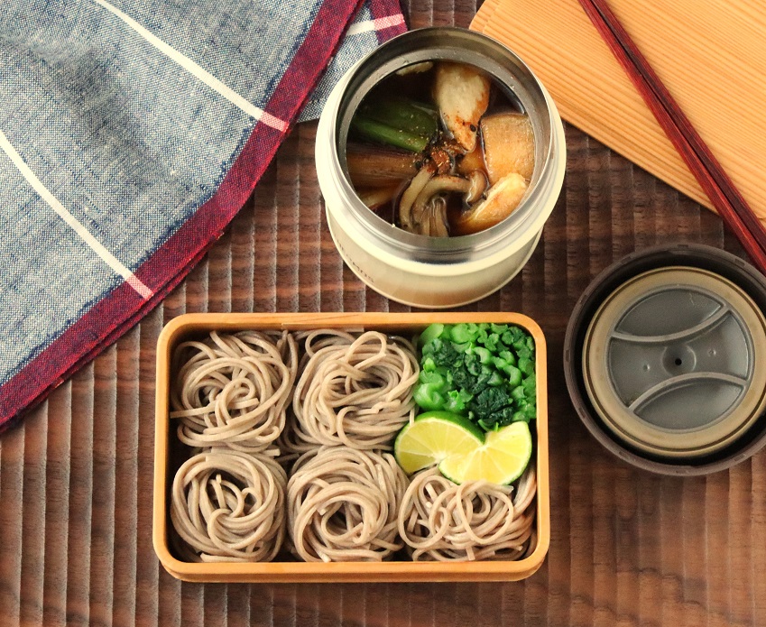 スープジャーで簡単！「鶏南蛮つゆ」「小松菜そば」2品弁当