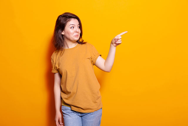 英語「on your right」の意味って？
