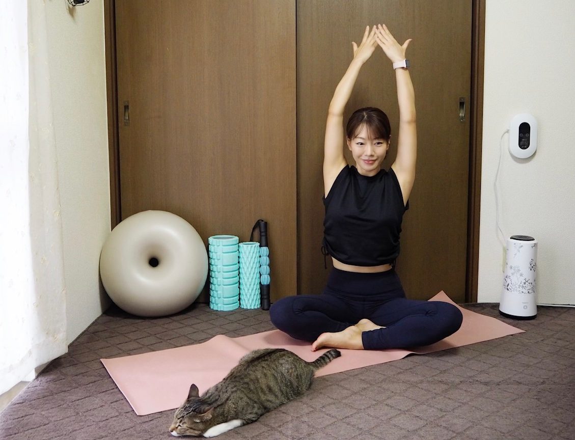 姿勢改善・気力の湧かない寝起きにおすすめ！ 肩甲骨を背骨に寄せる簡単ストレッチ