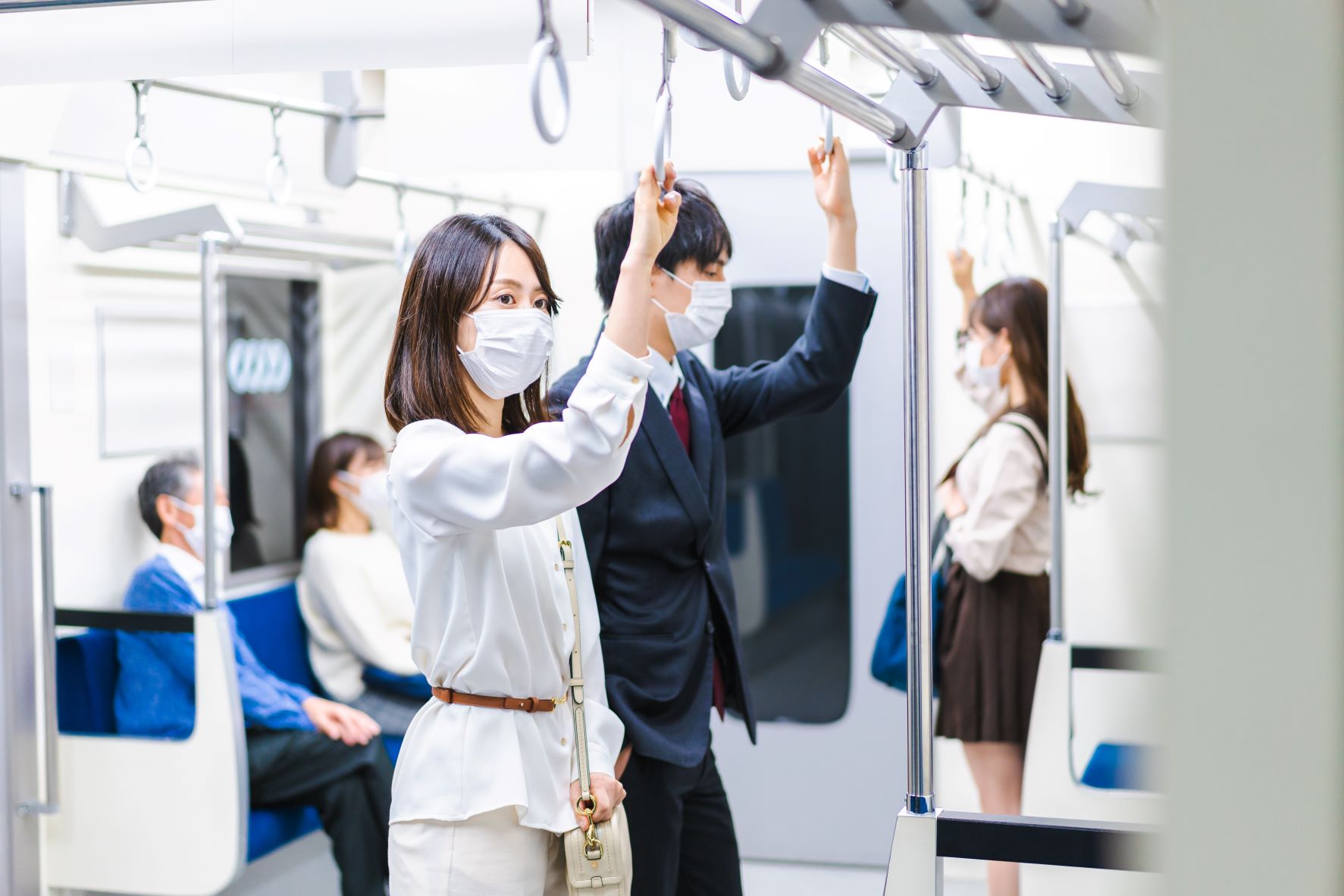 「電車に乗る」を英語で言うと？