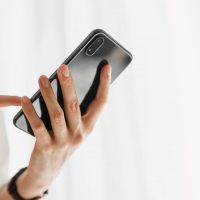 「新しいスマホを買うかも」を英語で言うと？