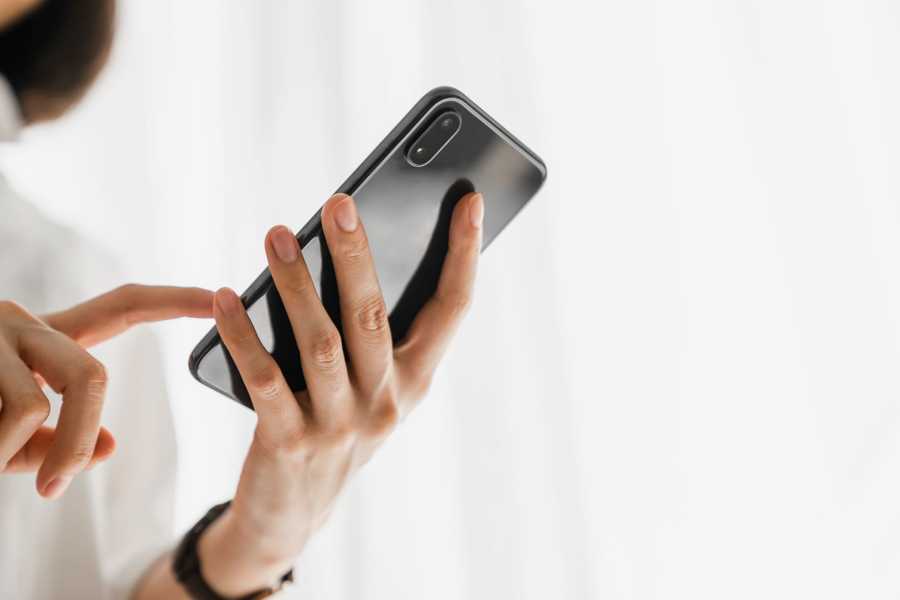 「新しいスマホを買うかも」を英語で言うと？