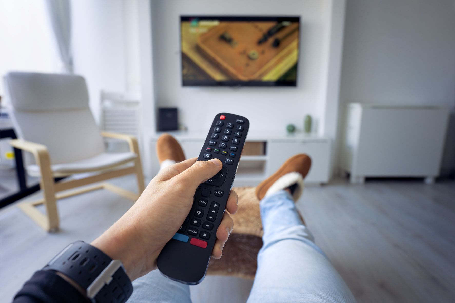 「テレビをつける」を英語で言うと？