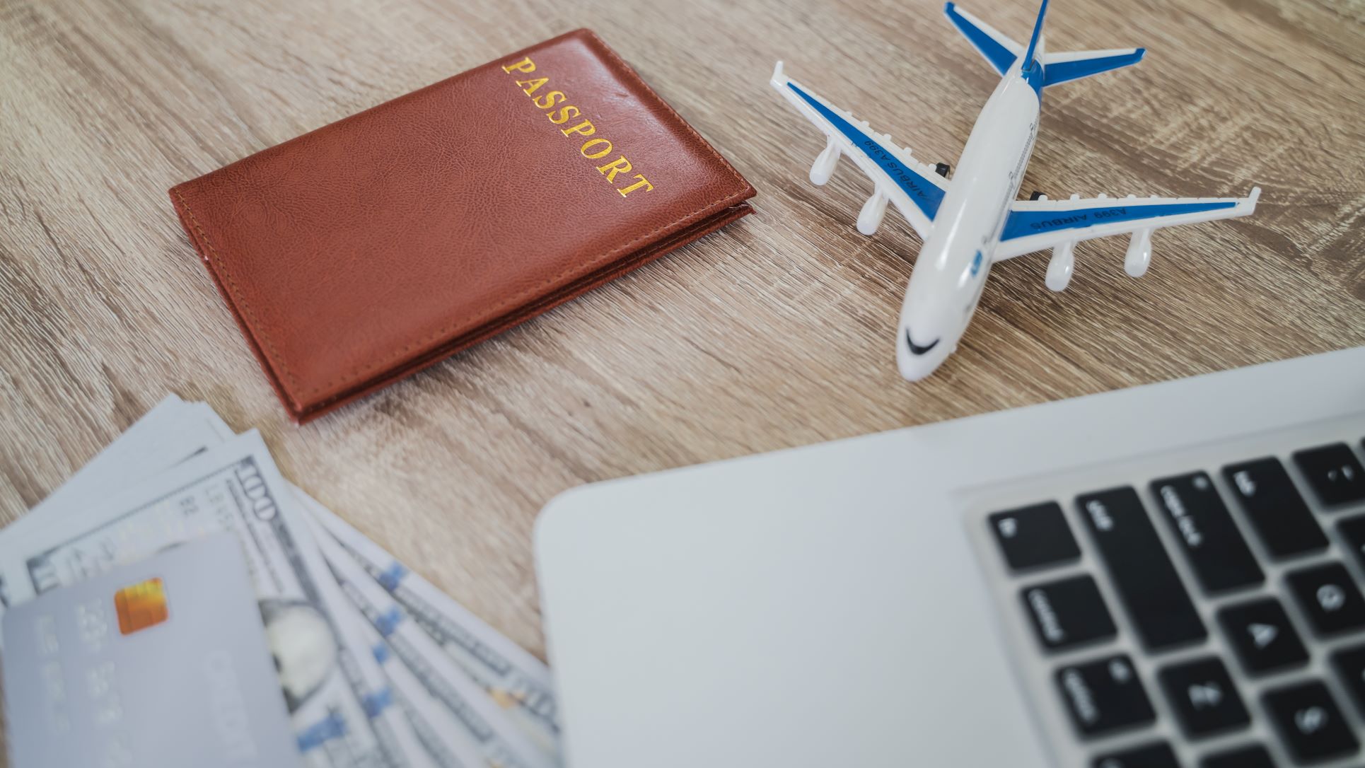 「飛行機の予約」を英語で言うと？