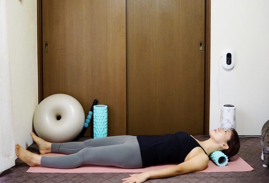 首回りがジワーッと気持ちいい！ストレッチローラーに「乗せるだけ」の超簡単なほぐし方