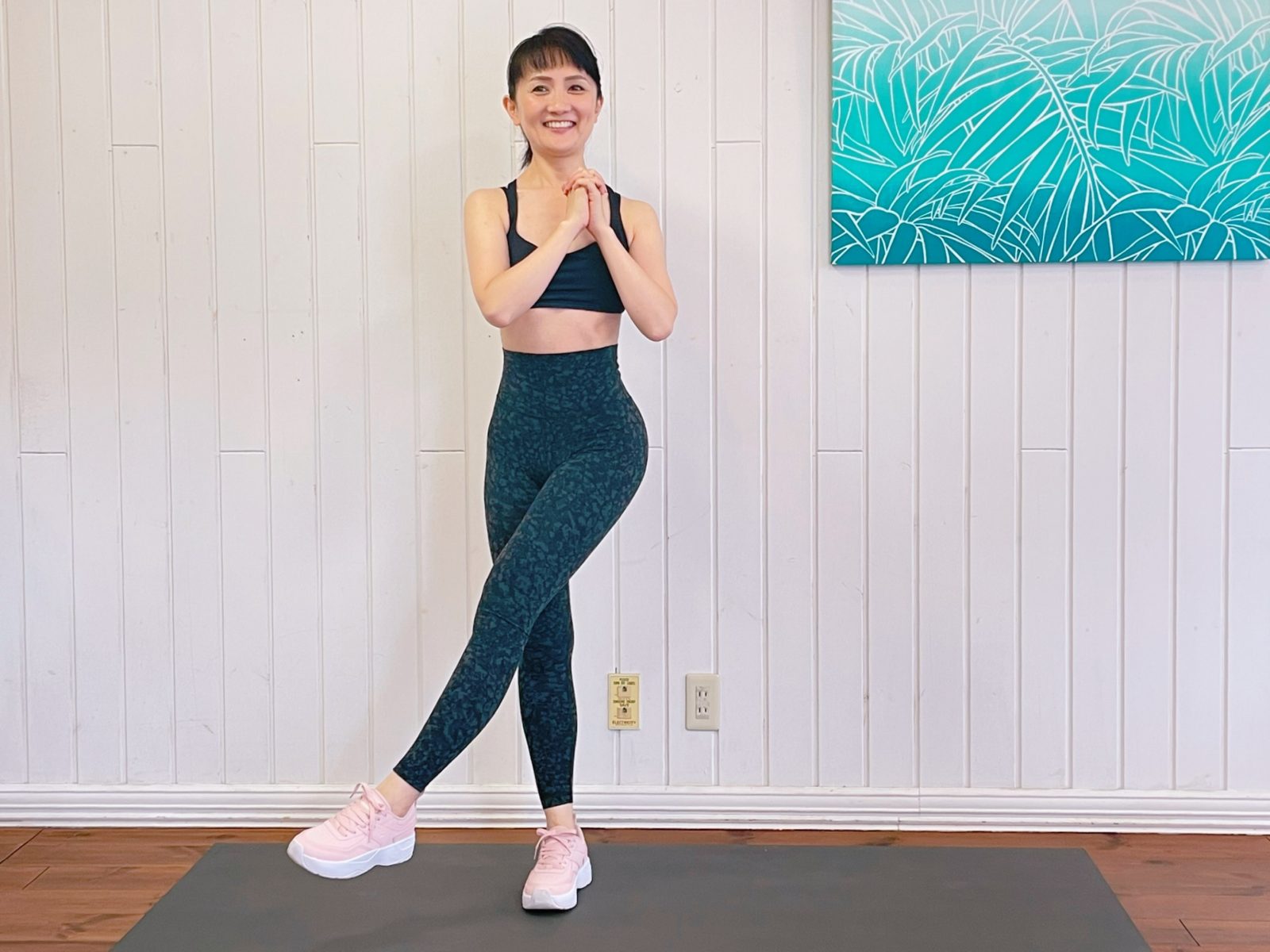 【30秒で太もも痩せ】立ったままできる時短ダイエット「アダクション・キック」 - 朝時間.jp