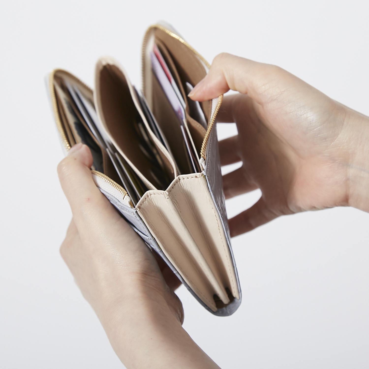 薄型なのに出し入れしやすい！マチつきのお財布「LWGクロコ L-Zip LONG WALLET」