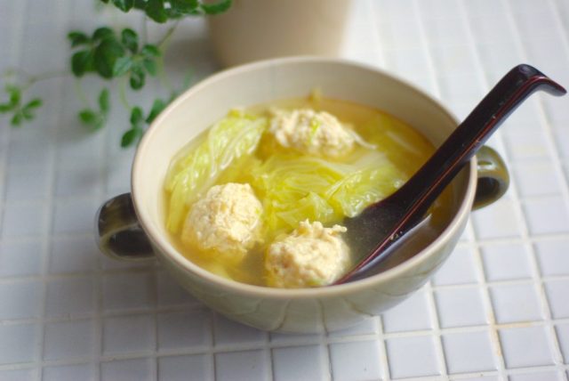 鶏団子と白菜のポカポカ生姜スープ