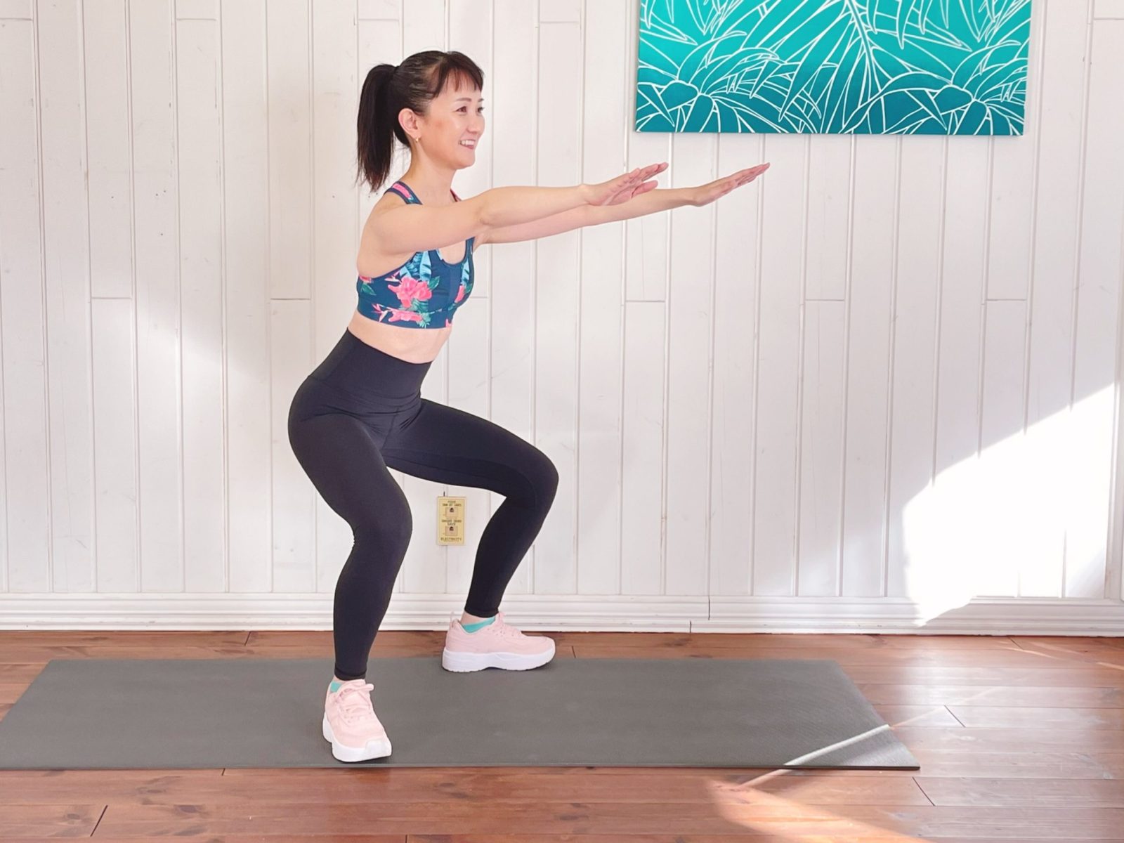 1分で垂れ尻爆上げ！7日間でヒップアップ「2ステップ・スクワット