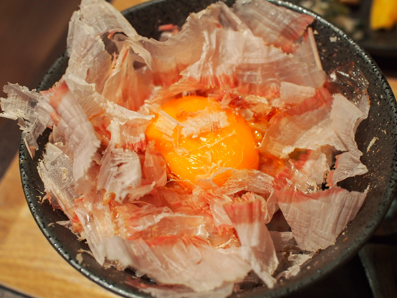 鰹節丼専門店「節道 東京淡路町店」だし醤油と卵