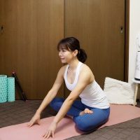 座った姿勢で簡単ストレッチ！ すぐに硬くなってしまう「股関節」をじんわり緩める方法