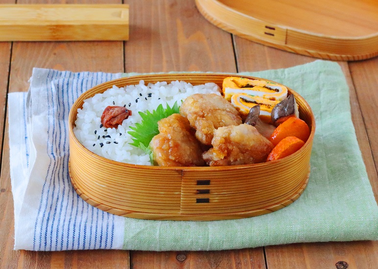 酢が決め手！簡単「鶏の唐揚げ」「塩昆布の両面目玉焼き」2品弁当