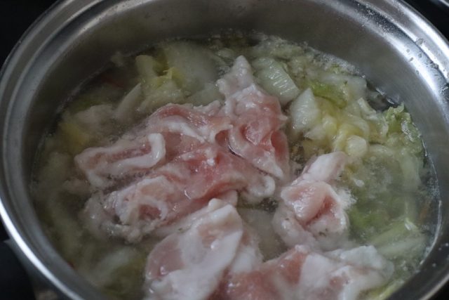 白菜漬けと豚肉のスープ