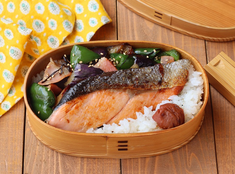 洗い物がラク♪「定番！塩鮭」「なすピーベーコン」2品弁当