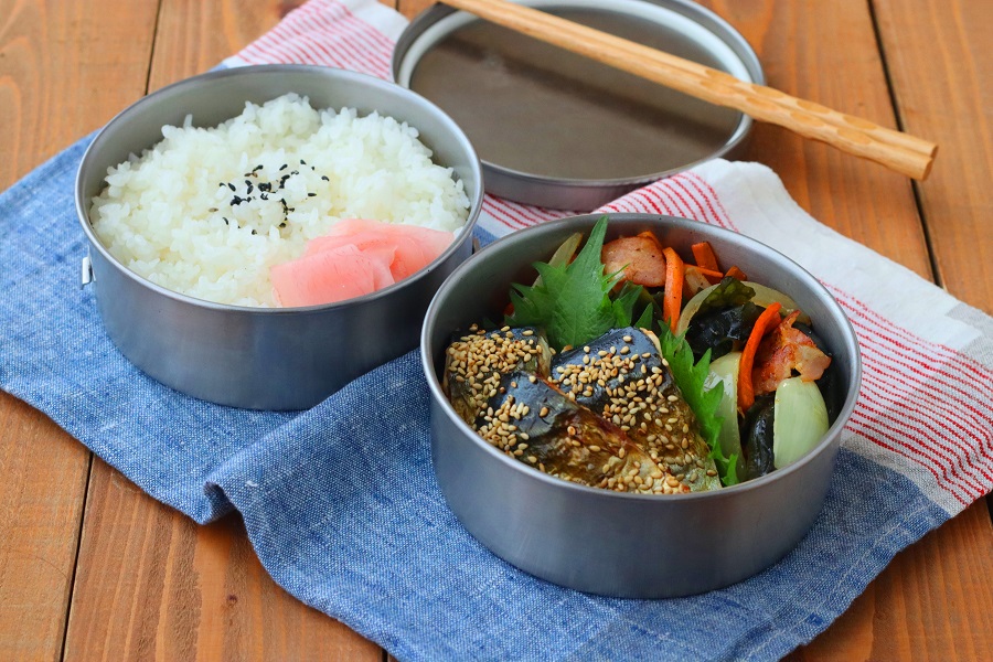 洗い物がラク！簡単「塩鯖ごま衣」「わかめとベーコンの野菜炒め」2品弁当