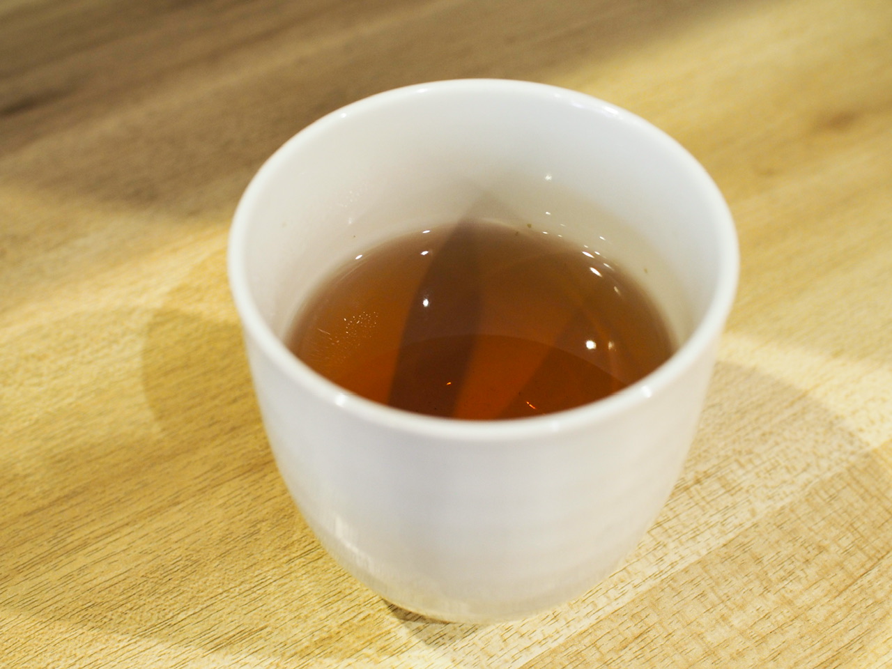 千駄木「おにぎりカフェ　利さく」ほうじ茶