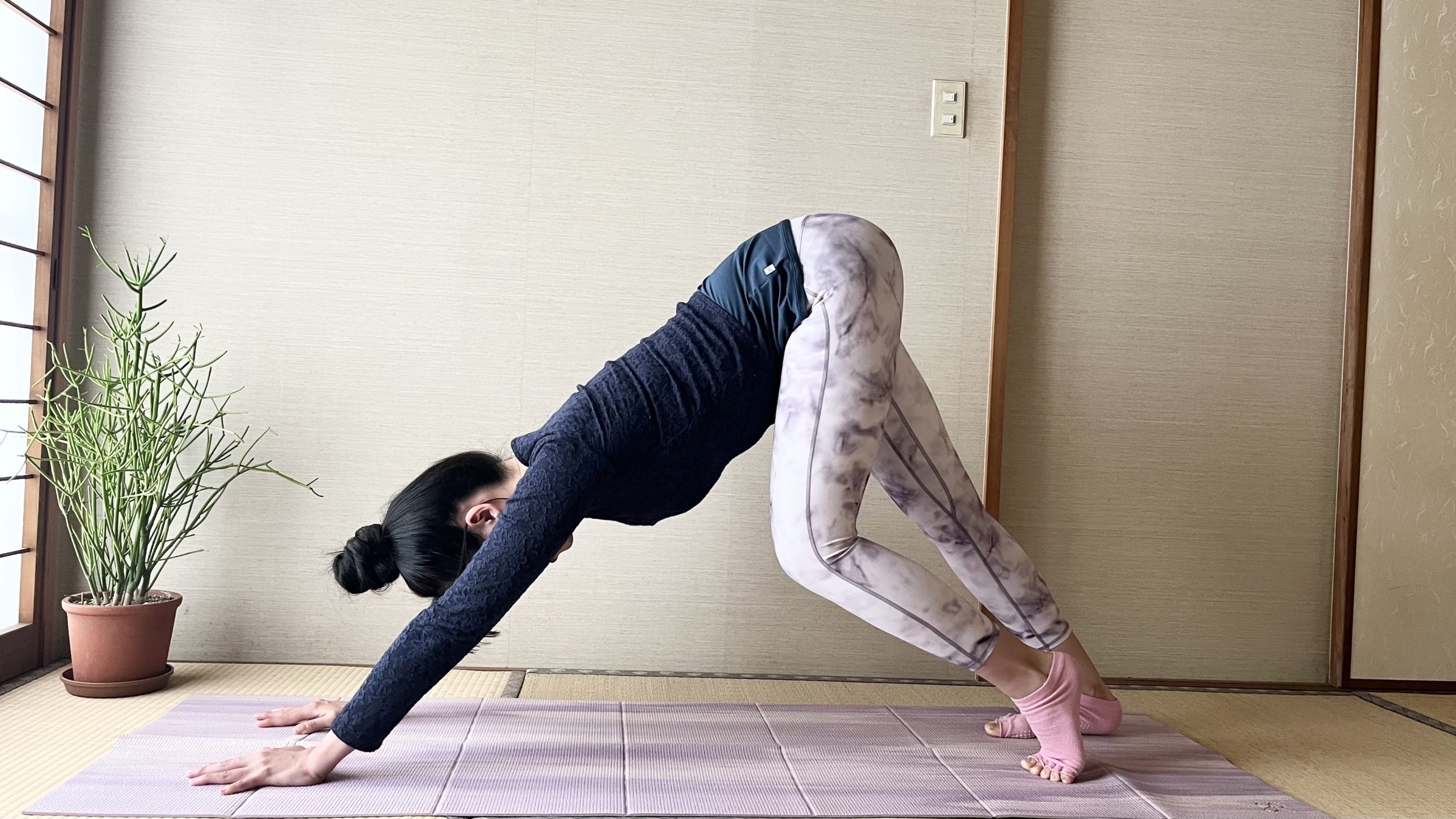 3ステップで伸ばす！ヒップアップ「ダウンドッグ」ストレッチ