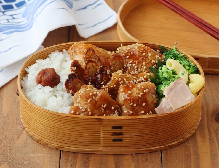 白いごはんに合う！定番「鶏ごぼう」「マカロニサラダ」2品弁当