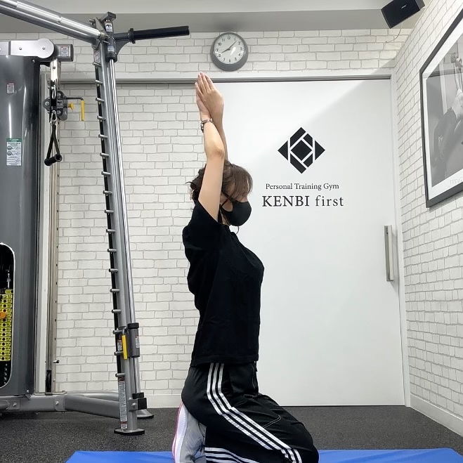 簡単に“痩せ見え”！肩甲骨を後傾させる「美姿勢ストレッチ」