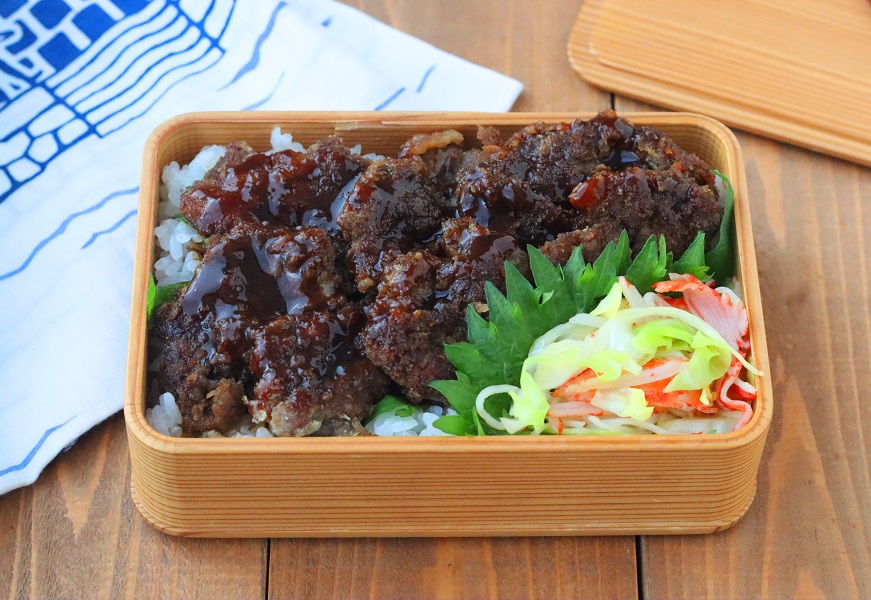 ボリューム満点！「牛こまカツ」「カニカマとキャベツの和え物」2品弁当