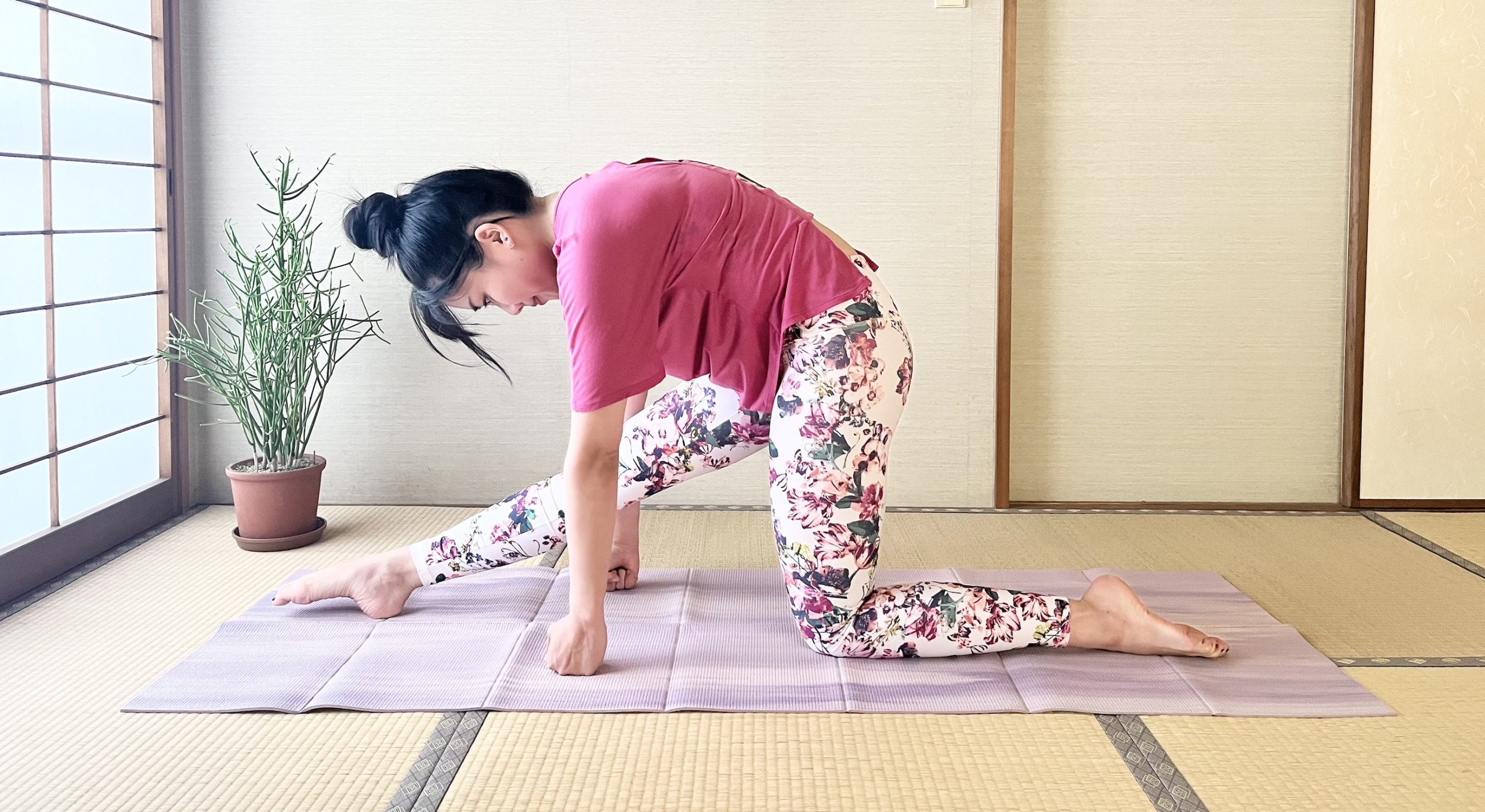 疲れやむくみ解消!美脚ピラティス「ハムストリング・キャットストレッチ」