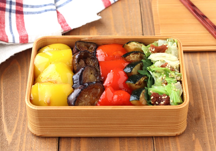 野菜だけなのに豪華！「夏野菜の照り焼き」「レンジ梅キャベツ」2品弁当