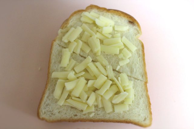 食パンとチーズ